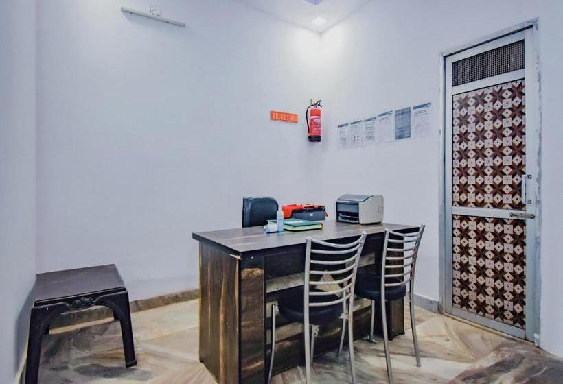 فندق Oyo 77497 White House