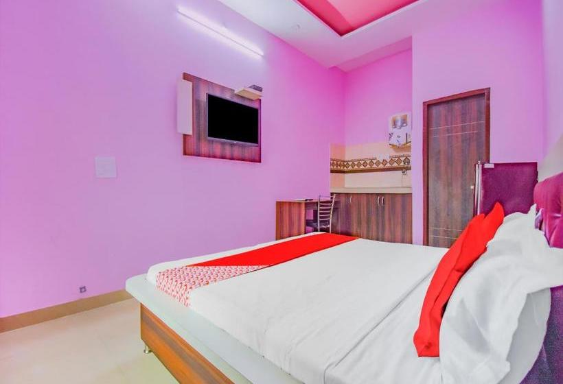 فندق Oyo 77497 White House