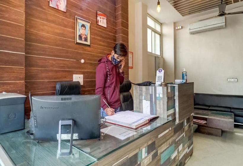 호텔 Oyo 77865  555