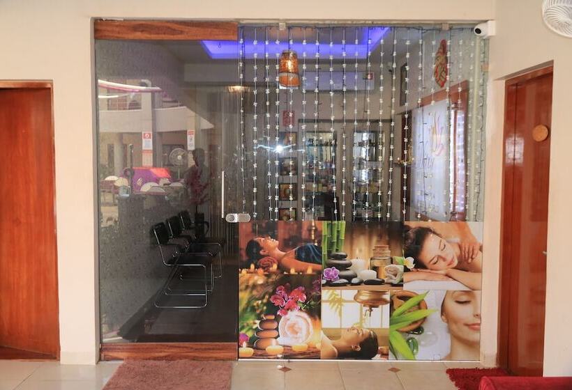 בית מלון כפרי The Center Court Resort & Spa