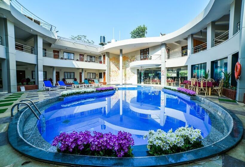 בית מלון כפרי The Center Court Resort & Spa