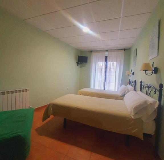 پانسیون Hostal La Cigueña