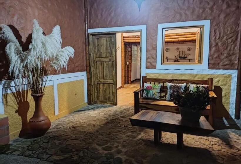 بنسيون La Casona Del Retiro