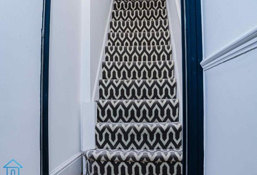 بنسيون York Contractor House  Free Road Side Parking, Town Centre Location, Free Wifi & Netflix By Firoz Pr