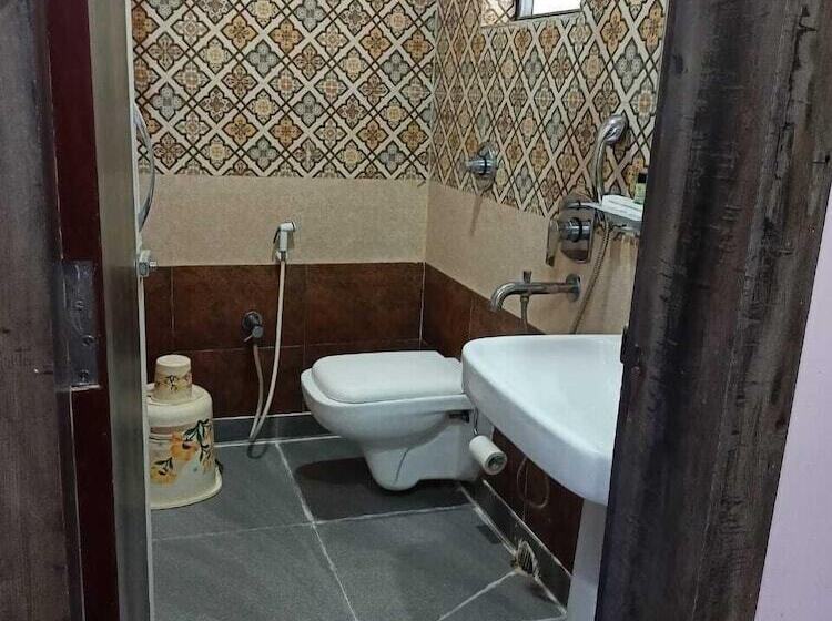 فندق Dayal International