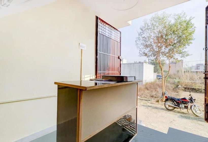 בית מלון כפרי Spot On 76978  Moon