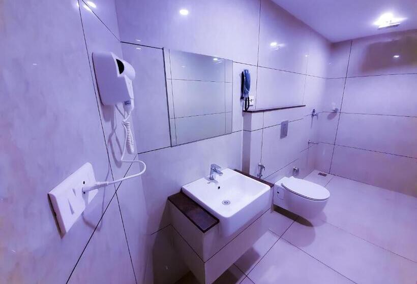 Отель Victoria International