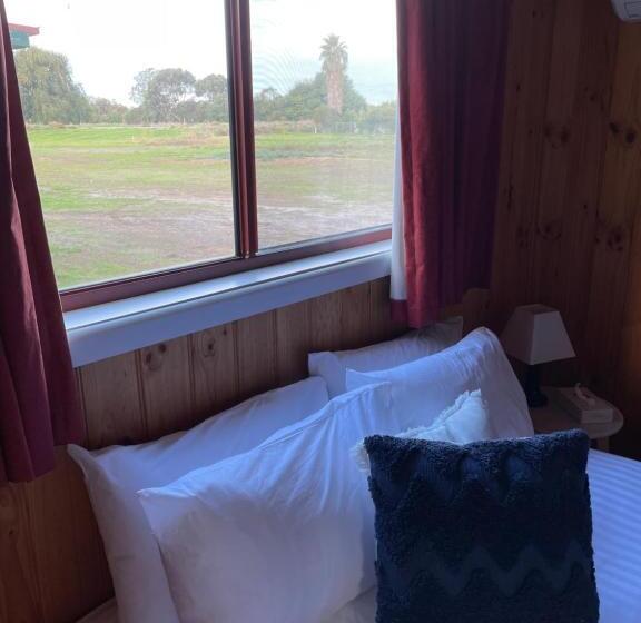 Happy Wanderer Motel Cohuna 70s Style