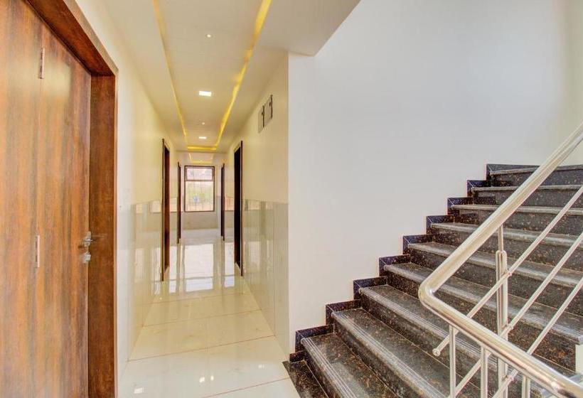 בית מלון כפרי Capital O Nsk181 Rio Inn