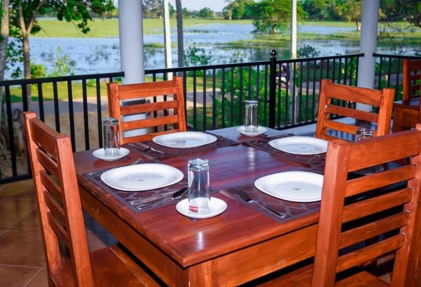 בית מלון כפרי Double Lake View Tissa & Safari