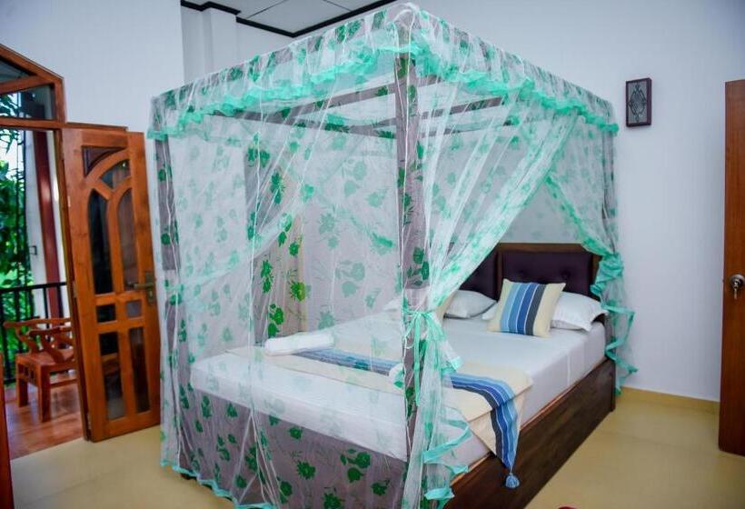 בית מלון כפרי Double Lake View Tissa & Safari