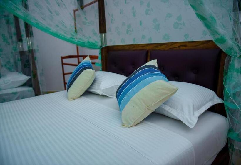 בית מלון כפרי Double Lake View Tissa & Safari