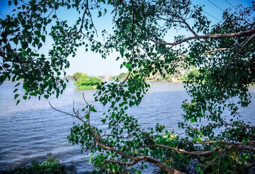 בית מלון כפרי Double Lake View Tissa & Safari