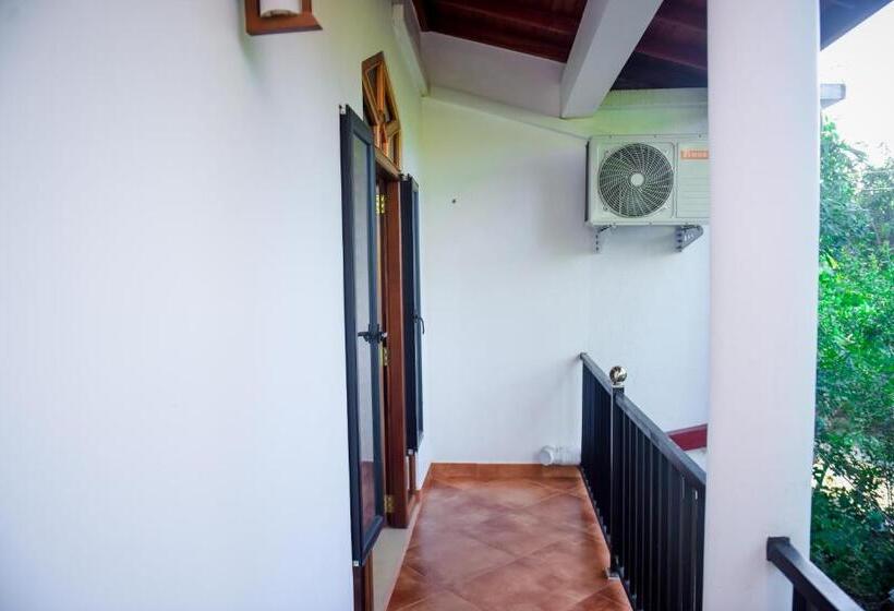 בית מלון כפרי Double Lake View Tissa & Safari