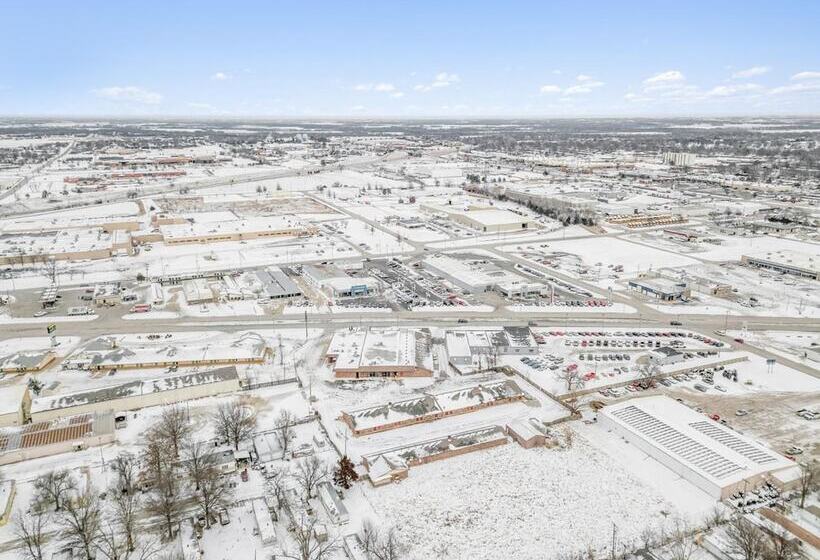 Eleven Boutique Hotel Llc