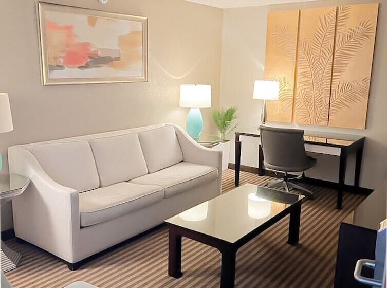 Eleven Boutique Hotel Llc