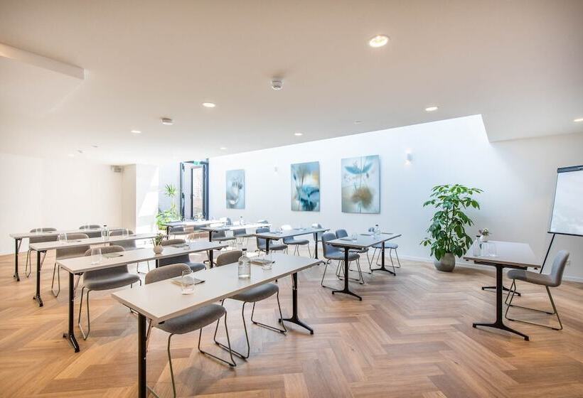 فندق Flora Batava