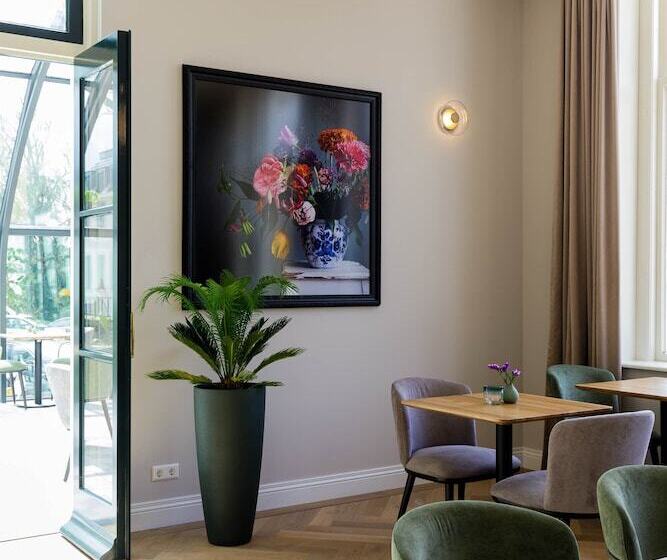 فندق Flora Batava