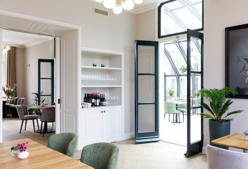 فندق Flora Batava