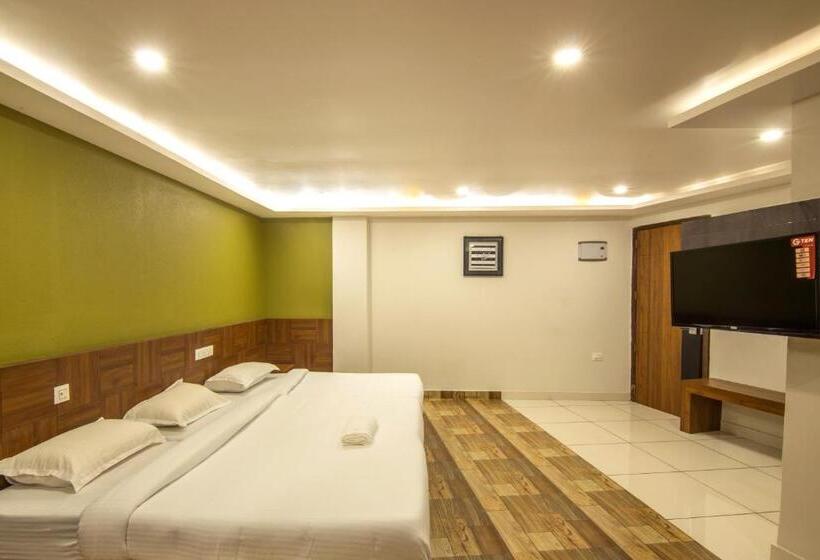 בית מלון כפרי Oaks Residency