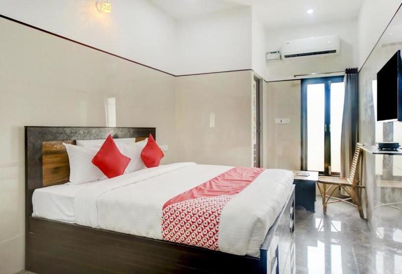 בית מלון כפרי Oyo 77065 Jeyam Residency