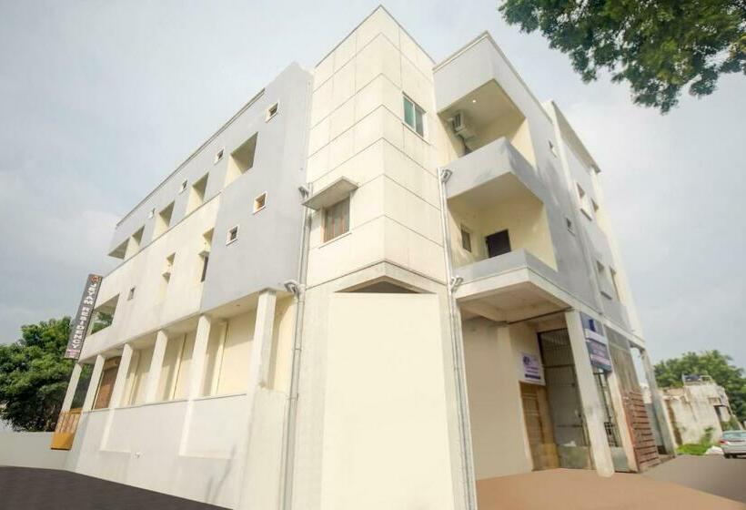 בית מלון כפרי Oyo 77065 Jeyam Residency