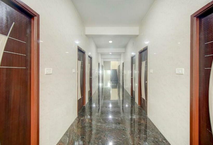 בית מלון כפרי Oyo 77065 Jeyam Residency