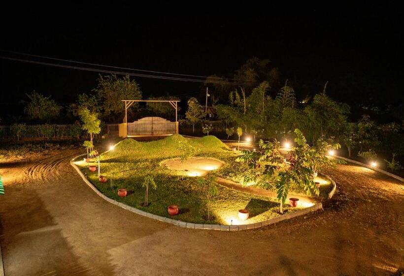 בית מלון כפרי The Satpura Panchtatva Villa