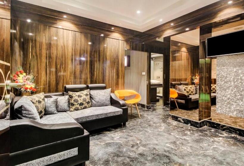 هتل Treebo Premium Tahoora International