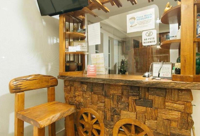 Reddoorz Plus @ Jollydays Hotel Nueva Ecija