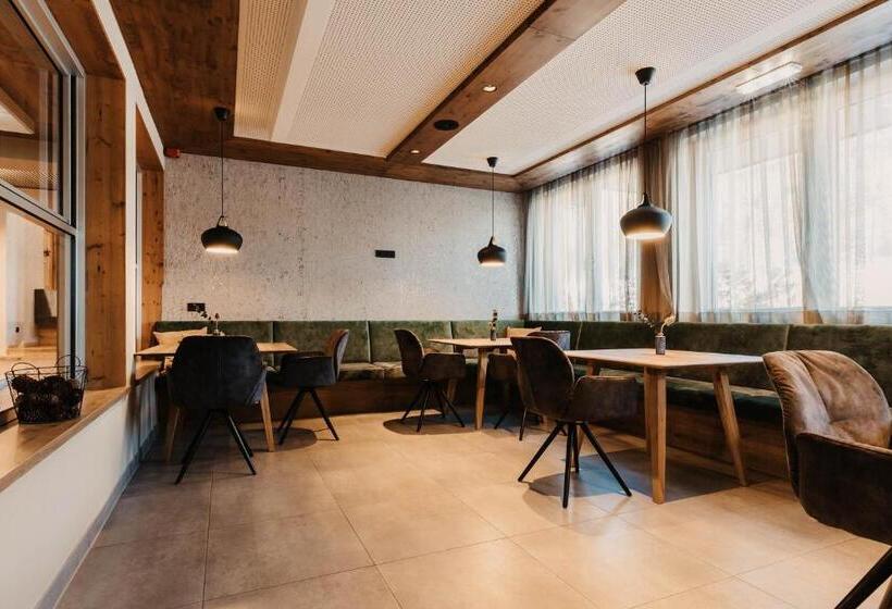 Hofgut Apartment & Lifestyle Resort Wagrain