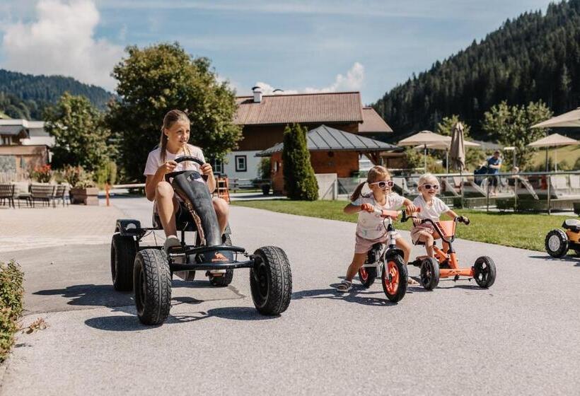 Hofgut Apartment & Lifestyle Resort Wagrain