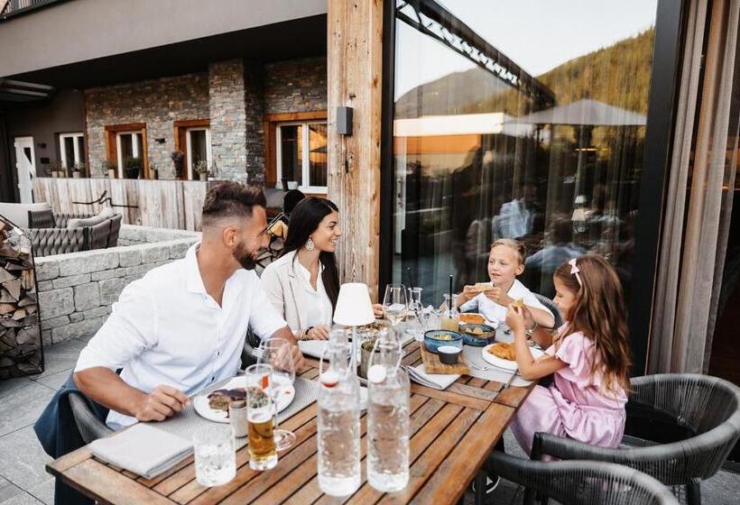 Hofgut Apartment & Lifestyle Resort Wagrain