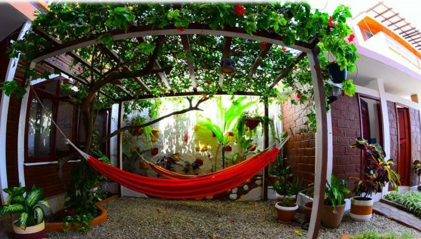 هتل Charo´s Hostal