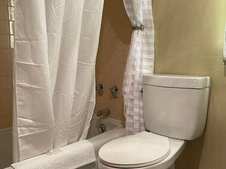 فندق Clarion Inn