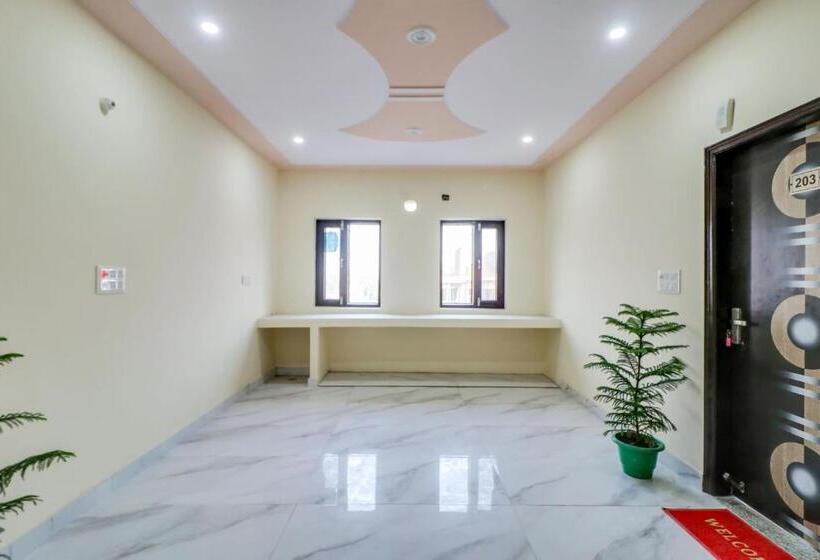 호텔 Oyo 76230 Akash Guest House