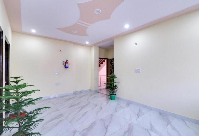 호텔 Oyo 76230 Akash Guest House