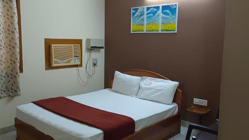 호텔 Sridhar Lodge