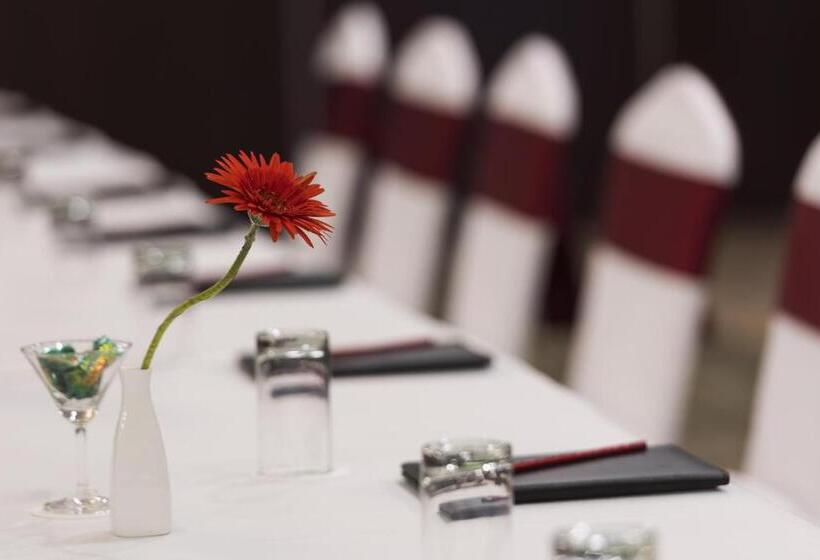 בית מלון כפרי The Fern Residency Galaxy Mall