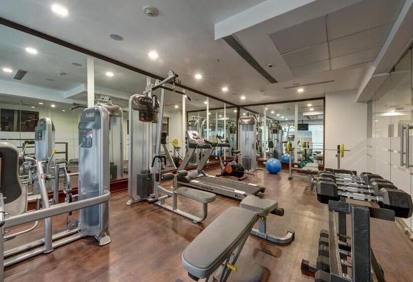 בית מלון כפרי The Fern Residency Galaxy Mall