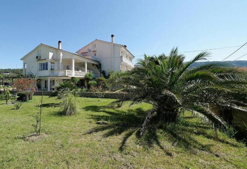 Пансион Rooms Milica Palit