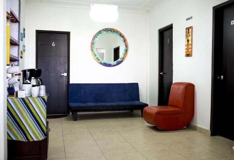 هاستل Villa Sarie Bay