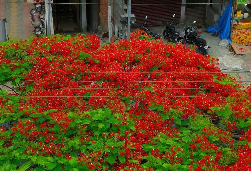 هتل Woodside Residency