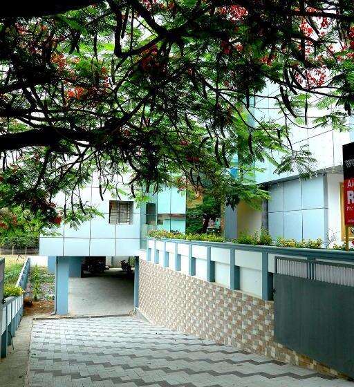 هتل Woodside Residency