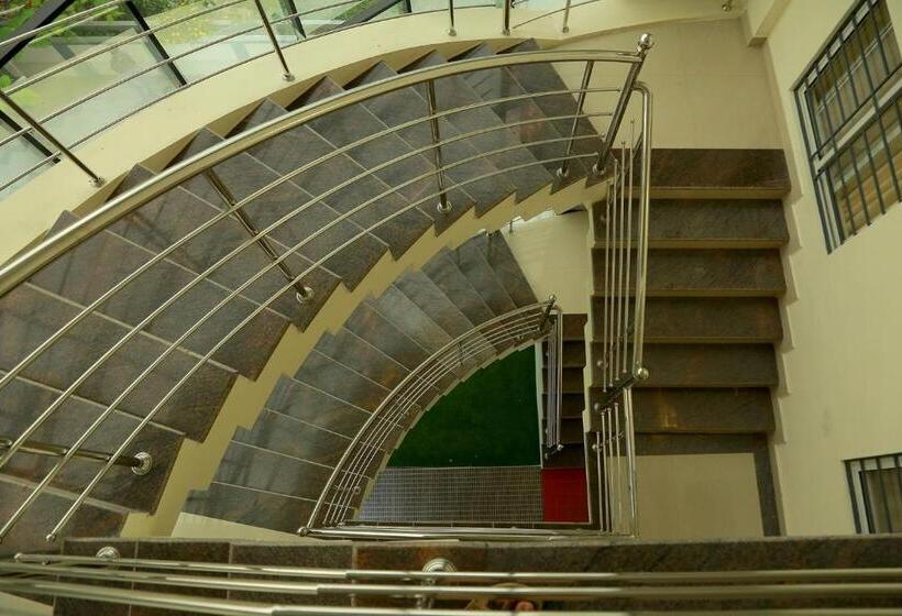 هتل Woodside Residency