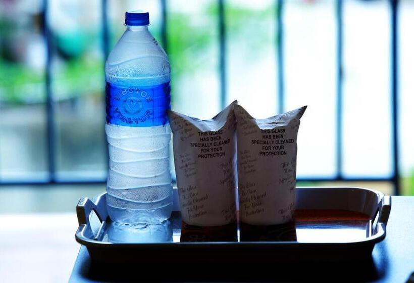 هتل Woodside Residency