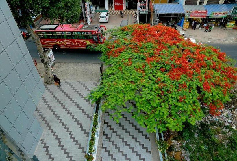 هتل Woodside Residency