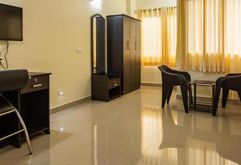 هتل Woodside Residency