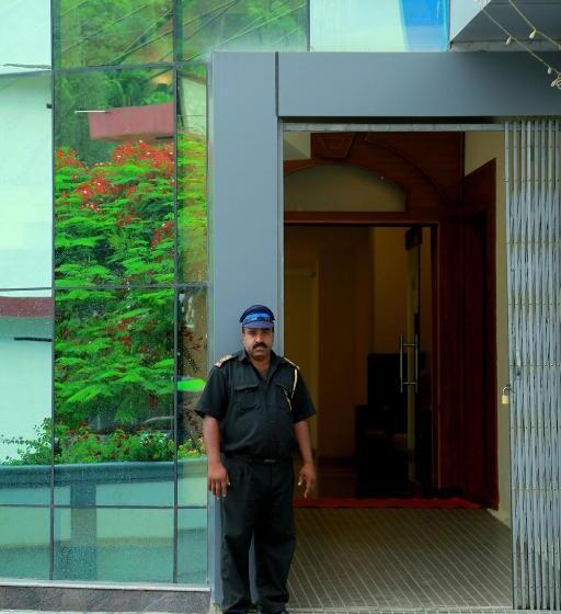 هتل Woodside Residency