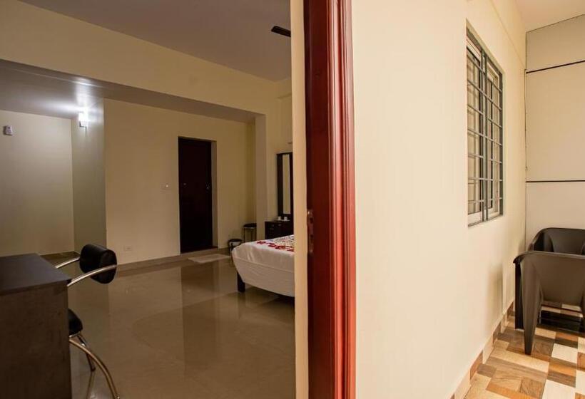 هتل Woodside Residency